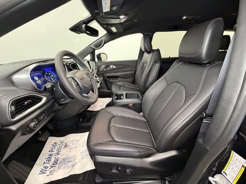 New 2026 Chrysler Pacifica Select image 4