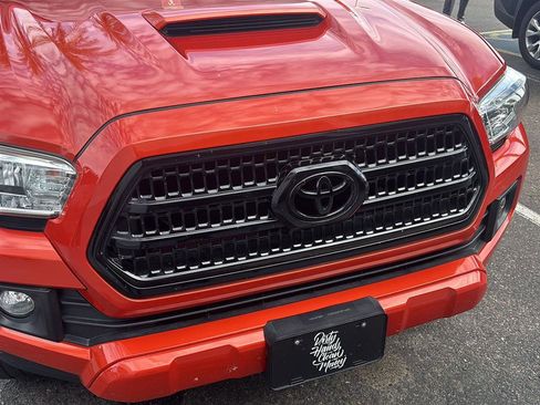 Used 2016 Toyota Tacoma TRD Sport image 3