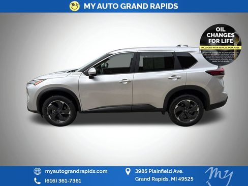 Used 2025 Nissan Rogue SV AWD/4WD image 3