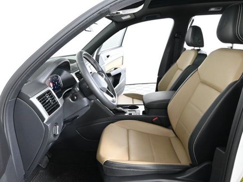 Certified 2022 Volkswagen Atlas Cross Sport SE w/ Panoramic Sunroof Package image 21