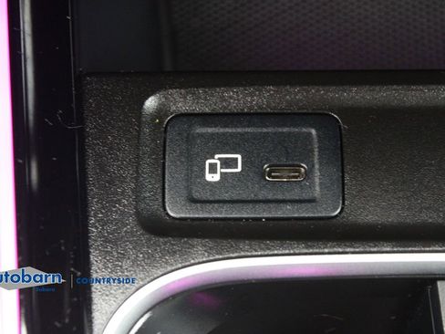 Used 2023 Mercedes-Benz GLB 250 4MATIC w/ Premium Package image 18