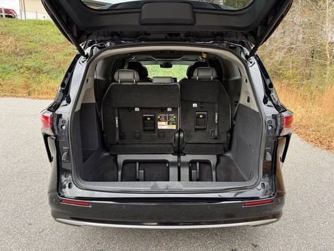 Used 2023 Toyota Sienna Limited image 19