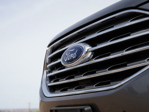 Used 2021 Ford Edge Titanium FWD image 2