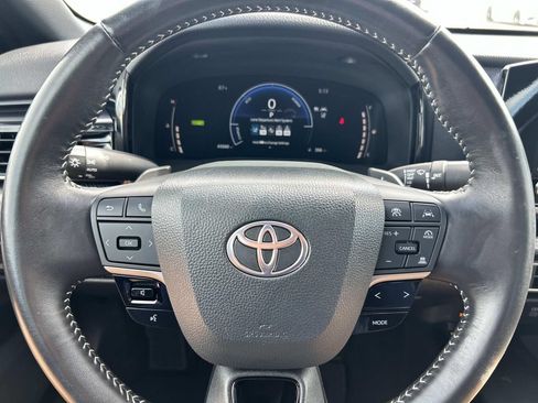Used 2025 Toyota Camry SE FWD image 30