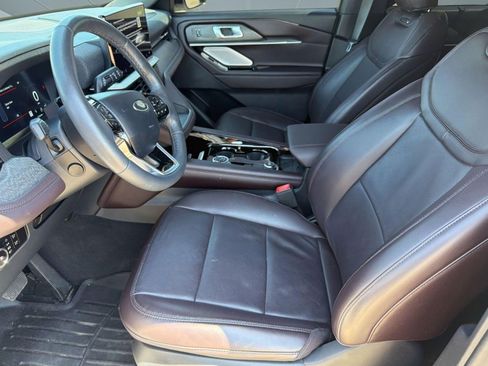 Certified 2025 Ford Explorer Platinum RWD image 5