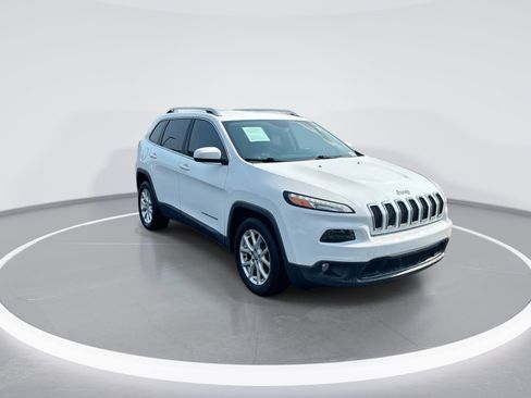 Used 2015 Jeep Cherokee Latitude FWD image 2