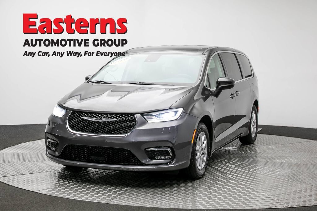 Used 2023 Chrysler Pacifica Touring-L FWD image 1