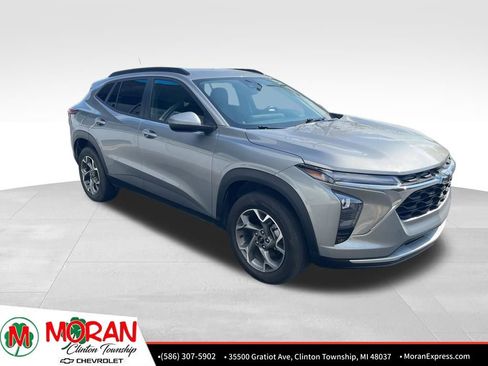 Used 2024 Chevrolet Trax LT w/ Driver Confidence Package FWD image 2