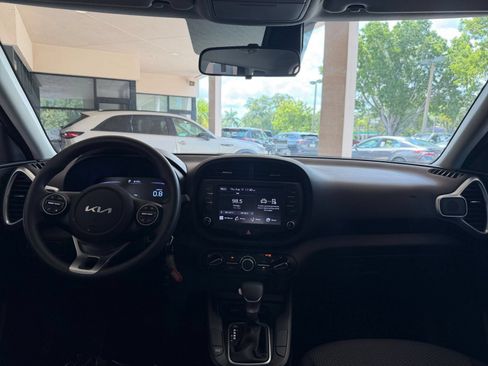 Used 2025 Kia Soul LX w/ LX Technology Package FWD image 28