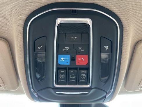 Used 2022 Jeep Grand Cherokee Limited image 22