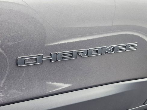 Used 2019 Jeep Cherokee Latitude Plus AWD/4WD image 27