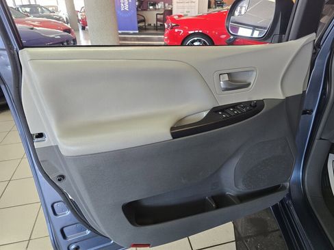 Used 2017 Toyota Sienna LE image 7