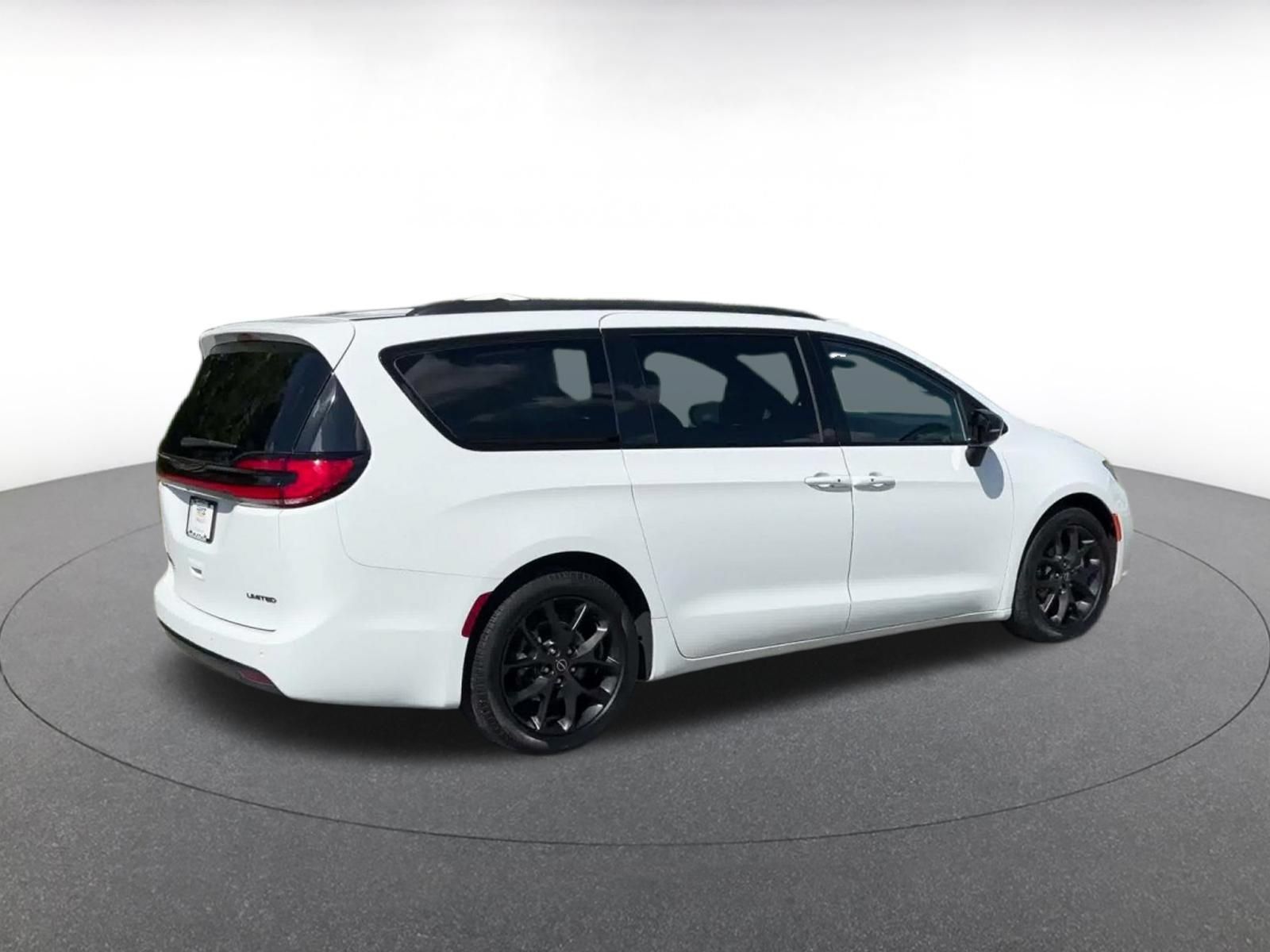 Used 2025 Chrysler Pacifica Limited FWD image 13