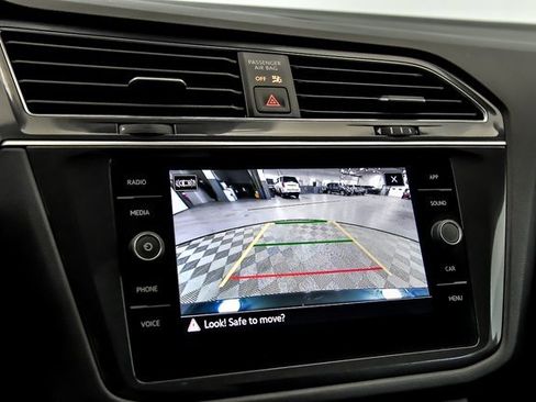 Certified 2022 Volkswagen Tiguan SE image 18