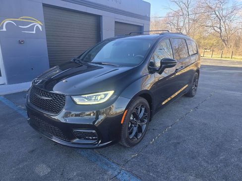 Used 2023 Chrysler Pacifica Limited w/ S Appearance Package image 4