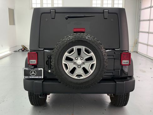 Used 2018 Jeep Wrangler Unlimited Rubicon w/ Connectivity Group AWD/4WD image 9