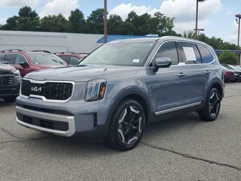 Used 2025 Kia Telluride EX w/ EX Captain's Chair Package AWD/4WD image 3