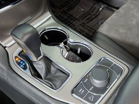 Used 2022 Jeep Grand Cherokee Laredo X image 16