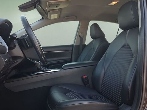 Used 2018 Toyota Camry SE image 9