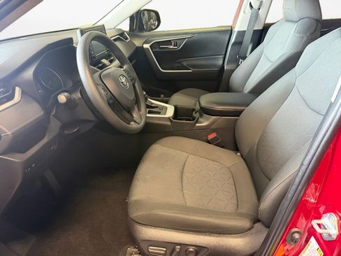 Used 2022 Toyota RAV4 XLE w/ Convenience Package FWD image 11