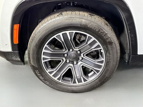Used 2023 Jeep Wagoneer Series II RWD image 38
