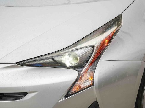 Used 2016 Toyota Prius Two w/ Preferred Accessory Package FWD image 4