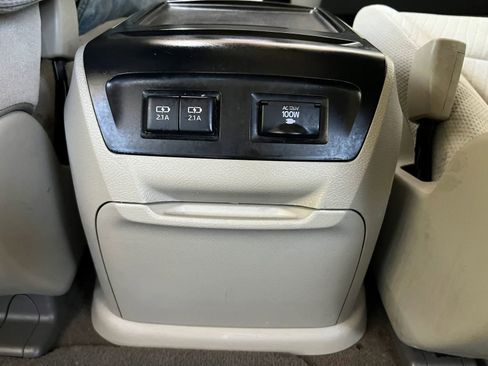 Used 2018 Toyota Sienna LE w/ Carpet Mat Package FWD image 27