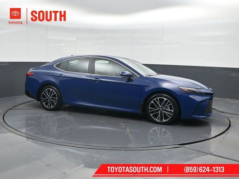 Used 2025 Toyota Camry XLE image 1