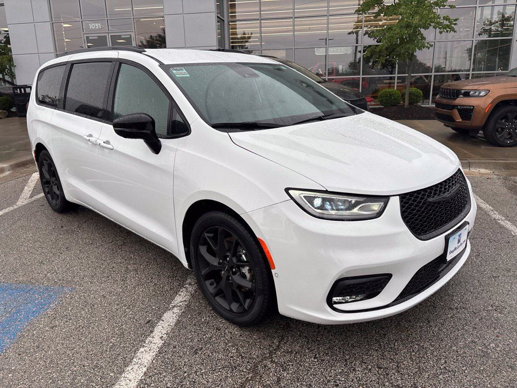 Used 2024 Chrysler Pacifica Touring-L w/ S Appearance Package FWD image 2
