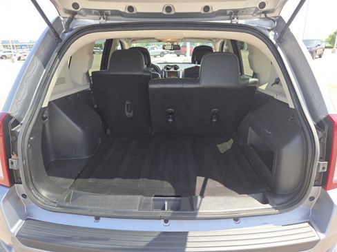 Used 2015 Jeep Compass Latitude FWD image 17