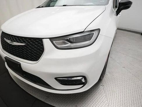 Certified 2024 Chrysler Pacifica Touring-L image 22