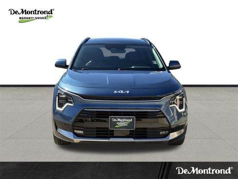 Used 2023 Kia Niro SX Touring image 2