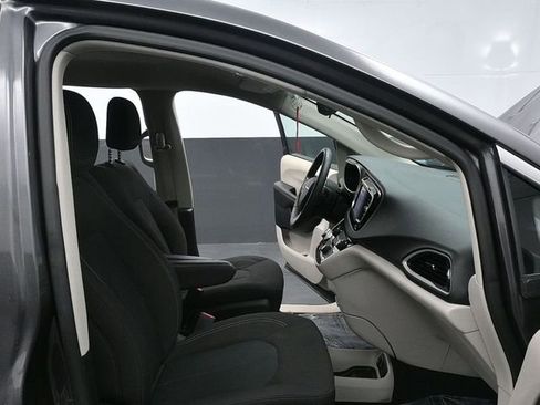 Used 2023 Chrysler Voyager LX image 15