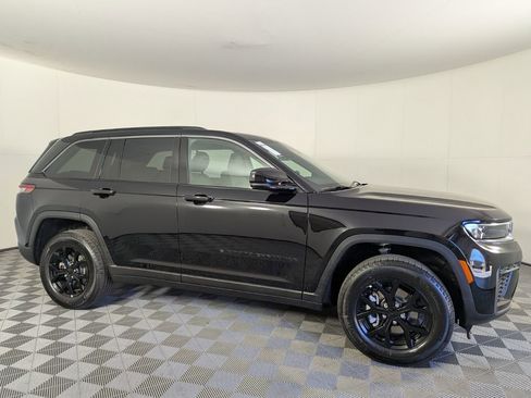 New 2026 Jeep Grand Cherokee Altitude RWD image 4