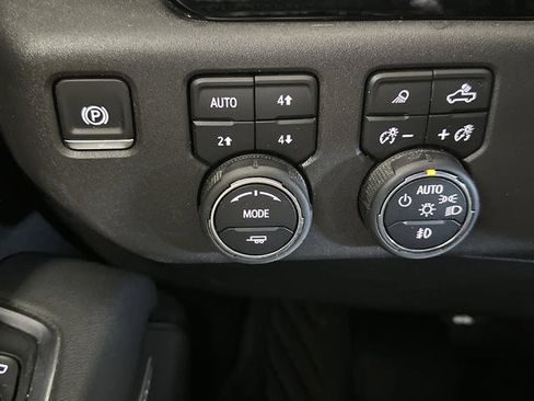 Used 2025 Chevrolet Silverado 1500 LT Trail Boss w/ LT Trail Boss Premium Package AWD/4WD image 22
