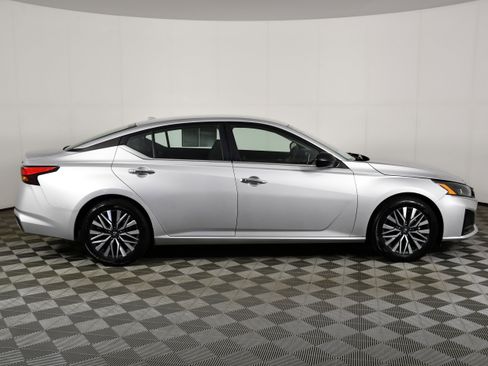 Used 2024 Nissan Altima 2.5 SV FWD image 5