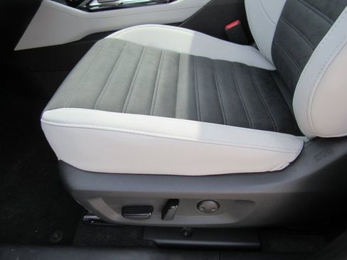 New 2025 Mitsubishi Outlander SE image 14