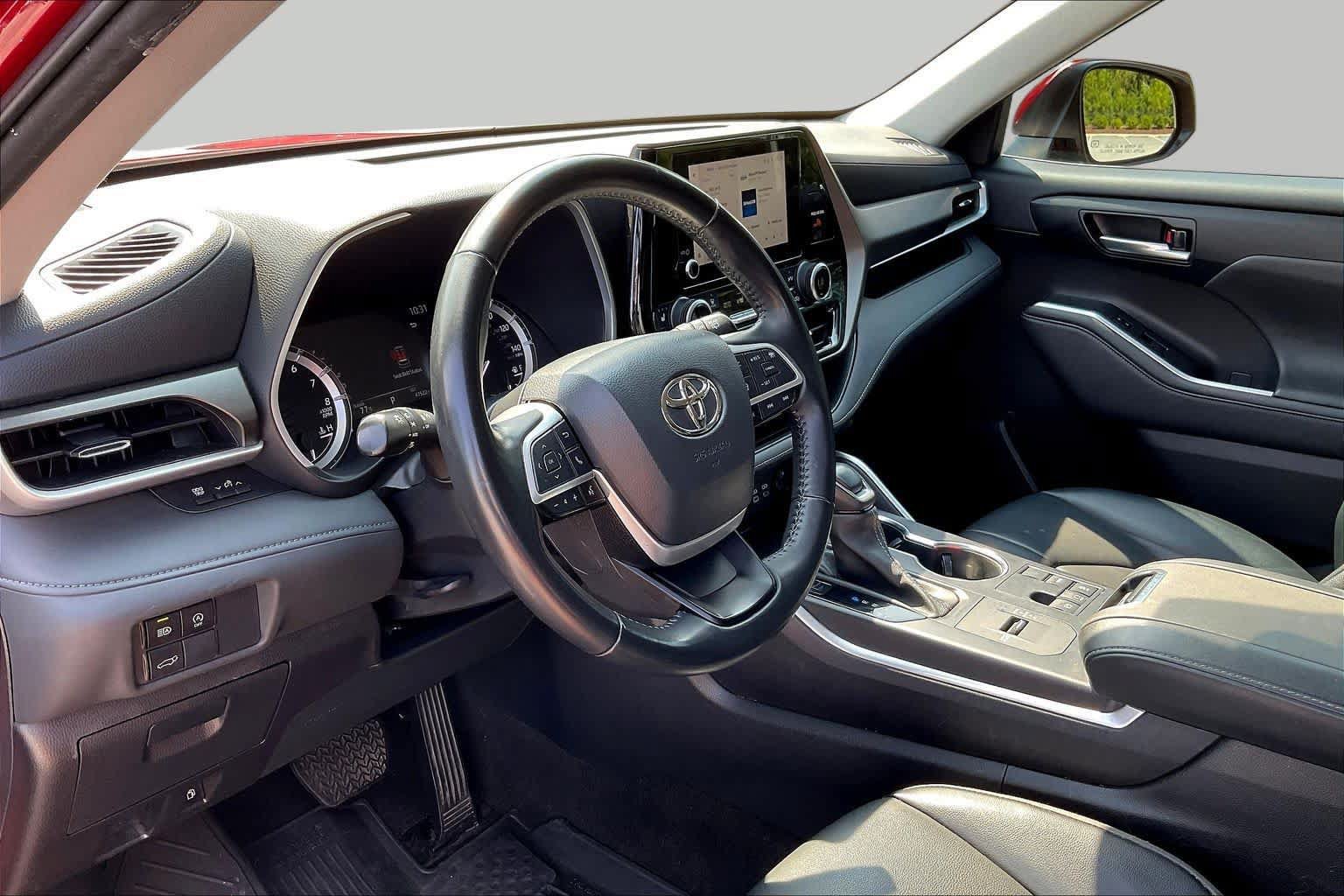 Used 2023 Toyota Highlander XLE FWD image 18