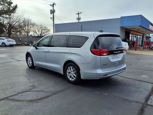 Used 2024 Chrysler Voyager LX image 4