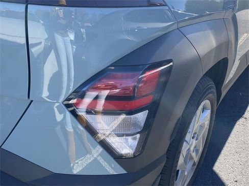 Used 2025 Hyundai Kona SE image 9