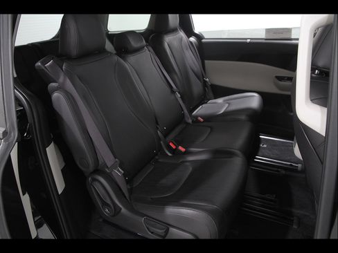 Used 2024 Kia Carnival EX FWD image 17