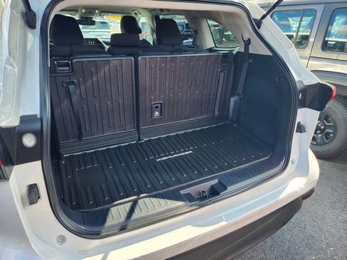 Used 2023 Toyota Highlander L image 6