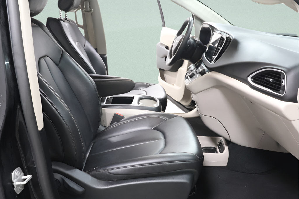 Used 2024 Chrysler Pacifica Touring-L FWD image 27