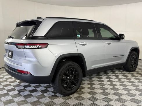 Used 2025 Jeep Grand Cherokee Altitude RWD image 8