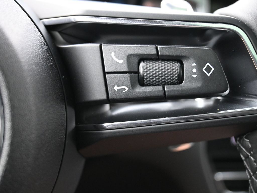Certified 2025 Porsche Macan AWD/4WD image 20