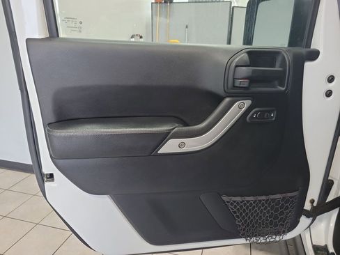 Used 2016 Jeep Wrangler Unlimited Rubicon image 25