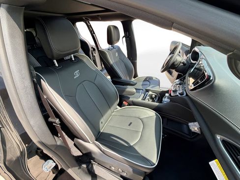 New 2026 Chrysler Pacifica Limited w/ Uconnect Theater Family Group FWD image 28