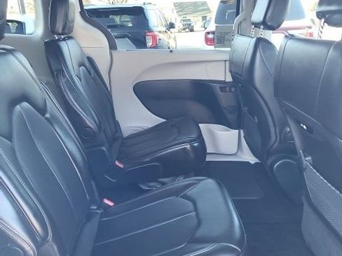 Used 2024 Chrysler Pacifica Touring-L FWD image 17