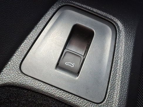Used 2022 Volkswagen Tiguan SE AWD/4WD image 25