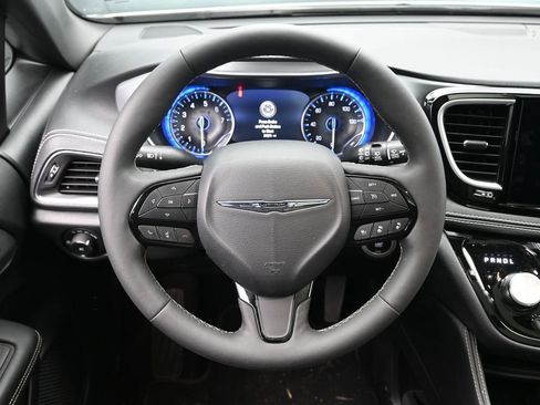 Used 2025 Chrysler Pacifica Limited image 22